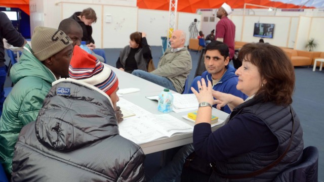 Gewalt in Asylunterkünften: Trotz Lärms wollen sie in Karlsfeld Deutsch lernen.