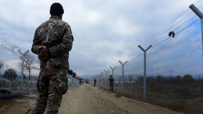 Macedonia builds second border fence