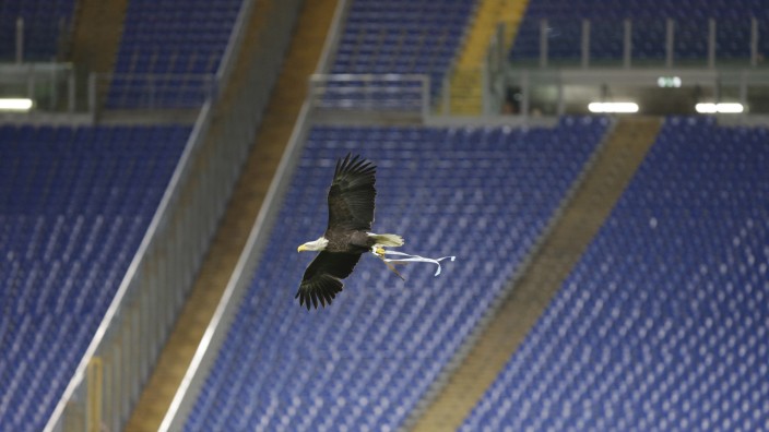 Fußball in Italien: Ausgesperrt wurden zuletzt auch Fans bei Lazio Rom - so dass das Maskottchen einsam seine Runden kreiste.