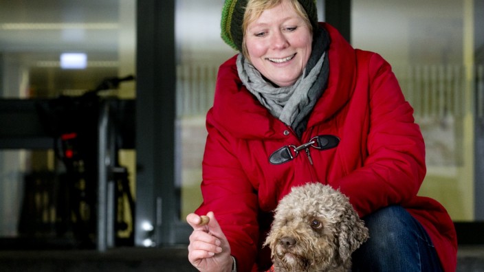 Augsburg: ANJA HUBER - vertreibt veganes Hundefutter