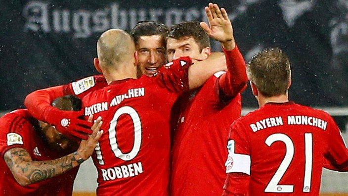 FC Bayern: Umringt und geherzt von dankbaren Mitspielern: Robert Lewandowski