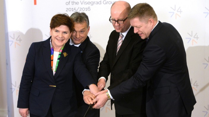 Visegrad-Staaten: Gemeinsam teilen: Polens Ministerpräsidentin Beata Szydło, Ungarns Viktor Orbán, Tschechiens Bohuslav Sobotka und Robert Fico aus der Slowakei beim Treffen der Visegrád-Gruppe.