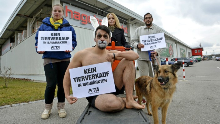 Fürstenfeldbruck: Demonstration in der Unterhose: die Peta-Aktivisten vor dem Baumarkt in Fürstenfeldbruck.
