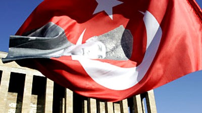 Kopftuchstreit in der Türkei: Befürworter des Kopftuchverbots schwenken die türkische Fahne mit dem Konterfei des Republikgründers Atatürk vor dessen Mausoleum in Ankara