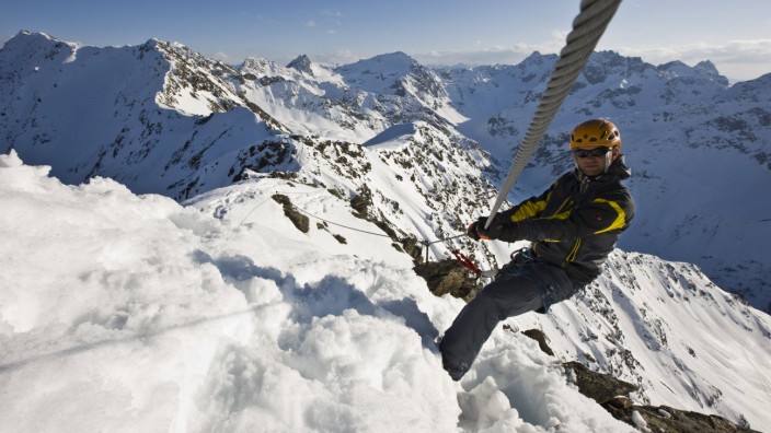 Auf dem Arlberger Winterklettersteig in einer Höhe von bis zu 2800 Meter sichert einen das Stahlkabel vor dem Absturz.