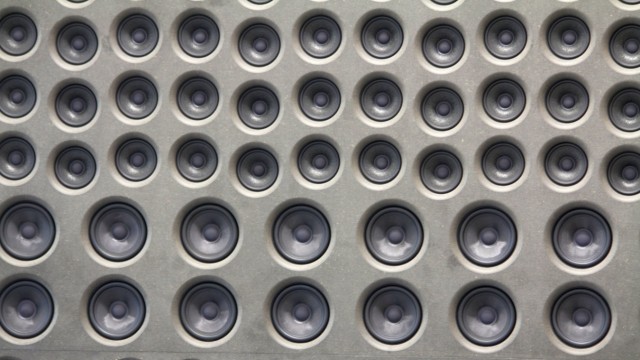 Neues Soundsystem Holoplot: Die Klangwand aus der Nähe: Die kleinste Anlage benötigt knapp 1000 einzelne Lautsprecher. Diese können auch hinter einer Kinoleinwand verborgen werden.