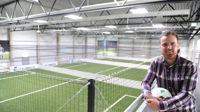 Soccer-Hallen: Fußballtrainer Christoph Schmitt leitet die neue Freizeitsporthalle mit fünf Soccercourts in Kirchheim.
