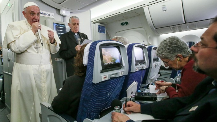 Sexualmoral: Der Papst spricht auf dem Weg von Mexico nach Italien mit Journalisten.