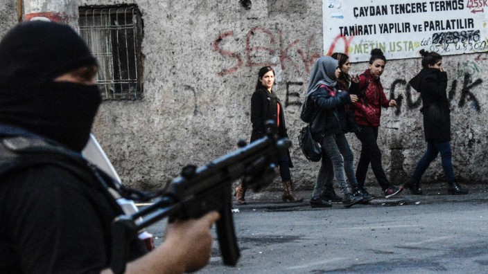 Nach Terroranschlag in Ankara: In Diyarbakir, im Südosten der Türkei, bestimmen schwer bewaffnete Polizisten den Alltag. Die Stadt ist heute der wichtigste überwiegend von Kurden bewohnte Ort der Türkei.