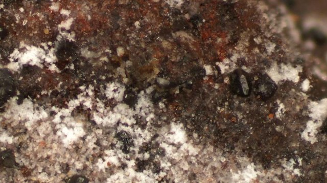 Geologie: Das schwarze Fingerit entsteht aus seltenen Elementen in den Dämpfen von Vulkanen. Es konnte bisher nur am Vulkan Izalco in El Salvador nachgewiesen werden. Bei Regen wird das Mineral zerstört.