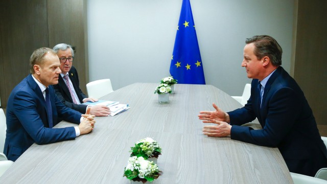 Europäische Union: Reden über Europa: EU-Ratspräsident Donald Tusk, Kommissionschef Jean-Claude Juncker und der britische Premier David Cameron (von links).