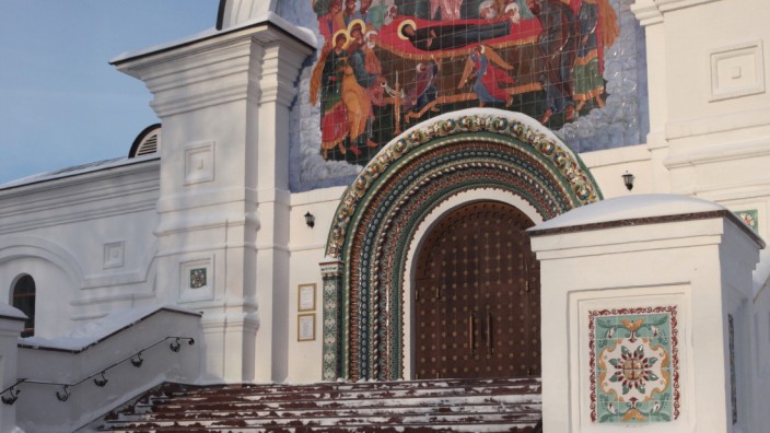 Reportage aus Russland: Die russische Kirche als Echoraum für den Dauerpräsidenten: Die Mariä-Entschlafens-Kathedrale in der Stadt Jaroslawl, erbaut von einem Mäzen an derselben Stelle, an der die Bolschewiken einst ein Gotteshaus zerstört hatten. Der Kreml, Putins Amtssitz, ist nur dreieinhalb Stunden entfernt. Und doch sehr weit weg.