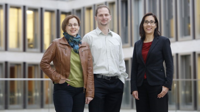 Studium: Gemeinsam auf dem Campus: Das Frankfurter Wissenschaftlerpaar Christiane und James Thompson mit Job-Koordinatorin Marlar Kin (von links).