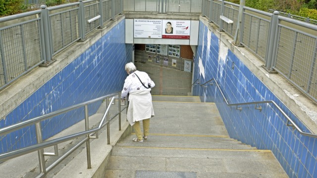 Zugverkehr: Am Puchheimer Bahnhof mangelt es immer noch an einem barrierefreien Zugang. Auf den müssen die Fahrgäste auch weiterhin warten.