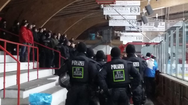 Grafing EHC gegen Weiden, Stadion Eishockey Polizeiaufgebot Polizei, Fans