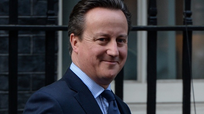 Großbritannien: Entspannter Blick vor der Parlamentssitzung: Der britische Premierminister David Cameron verlässt seinen Amtssitz in der Downing Street.