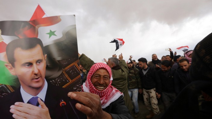 Ihr Forum: Syrische Anhänger von Baschar al-Assad nördlich von Damaskus.
