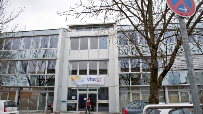 Erwachsenenbildung: Im Jahr 2015 ist die Bildungseinrichtung in das Gebäude in der Baldhamer Straße eingezogen.