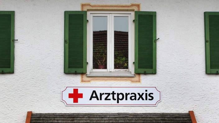 Gesundheit in Bayern: Ärzte sind auf dem Land vielerorts dringend gesucht. Hier eine Praxis in der kleinen Gemeinde Saulgrub.