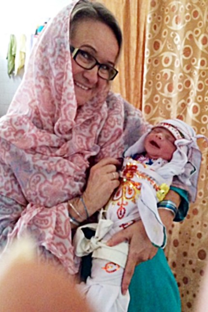 Petershausen: Fast neun Monate verbrachte Elke Schäl in Pakistan. Trotz eingeschränkter medizinischer Ausstattung brachte sie dort viele Kinder zur Welt.