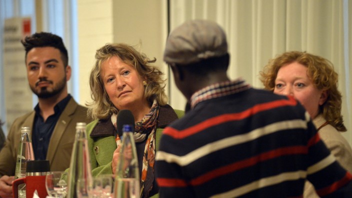 Ottobrunn: Im Gespräch mit Flüchtlingen: die stellvertretende Landrätin Annette Ganssmüller-Maluche und Diakonin Ursula Zenker (rechts) in Ottobrunn.