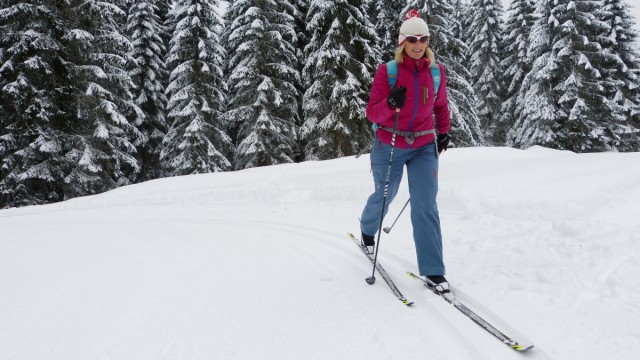 Skigebiete in den Alpen: Viele Gäste kämen wegen der Stille, sagt die Langlauflehrerin Marlies Speicher. Heute führt sie durch den verzuckerten Wald.