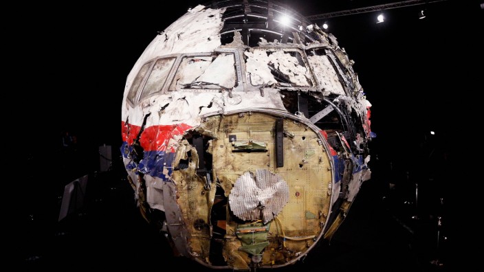 Abschuss von Flug MH17: Übrig sind nichts als Trümmer: das rekonstruierte Wrack von Flug MH17, hier aufgenommen 2015 in einer niederländischen Militärbasis