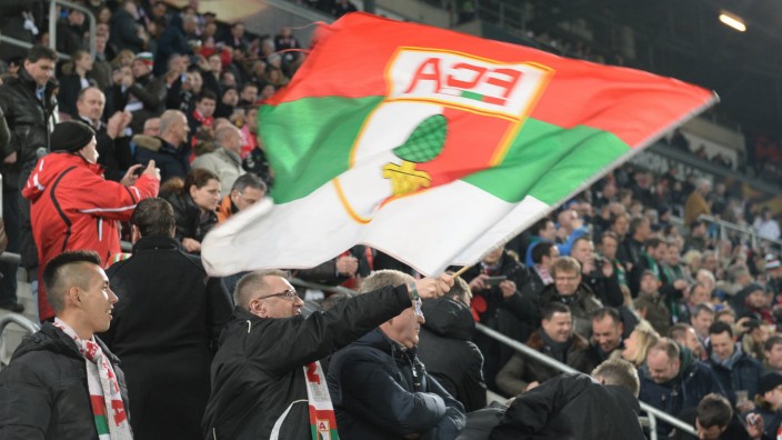 v li Ein Augsburger Fan schwenkt eine Fahne Fans Publikum Zuschauer Stimmung Atmosphäre Stad; Augsburg