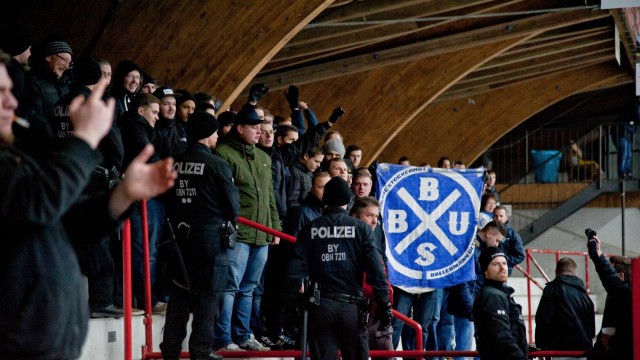 Ausschreitungen beim Eishockey: Am vorigen Wochenende rückte die Polizei wieder mit einem Großaufgebot an, um die Grafinger und Weidener Fans zu trennen.