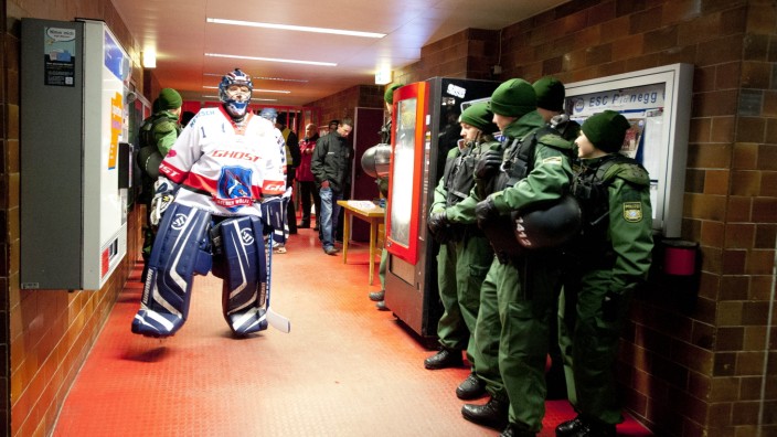 Ausschreitungen beim Eishockey: Schon vor zwei Jahren eskalierte die Situation bei einem Heimspiel des EHC Klostersee. Die Spieler mussten durch ein Polizeispalier gehen.