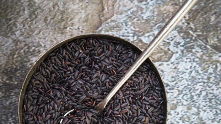 Black organic basmati rice in bowl PUBLICATIONxINxGERxSUIxAUTxHUNxONLY LVF003099