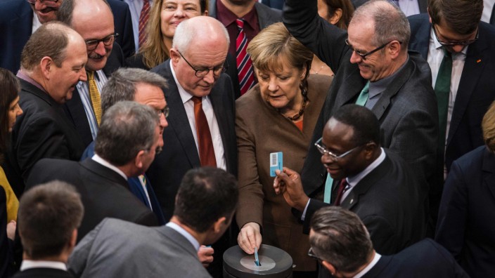 Asylpaket II: Stärke demonstrieren, indem man elementare Rechte schwächt: Bundeskanzlerin Angela Merkel bei der Abstimmung über das Asylpaket II.
