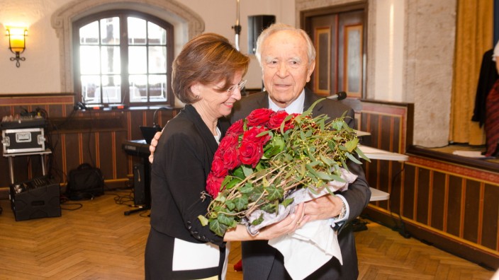 Königsdorf: Hans-Wolfgang Tyczka dankt Ehefrau Sigi mit den Blumen.