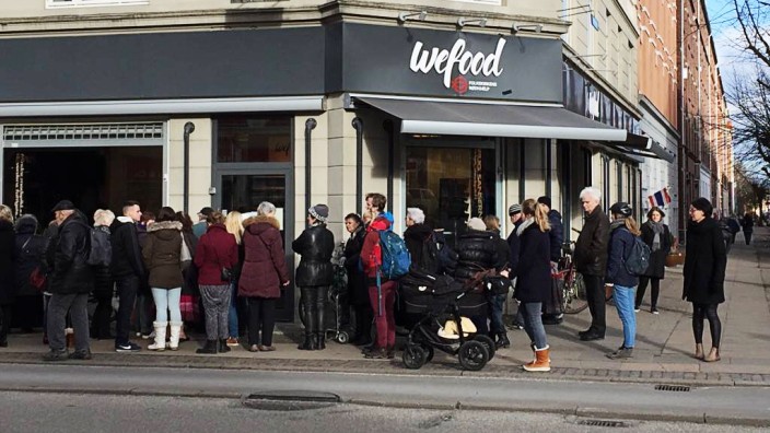 Lebensmittelindustrie: Andrang am Eröffnungstag: Der Supermarkt "Wefood" in Kopenhagen verkauft ausschließlich Lebensmittel, die vorher von anderen Lebensmittelhändlern ausrangiert wurden.