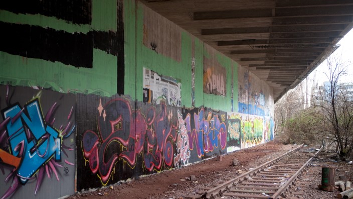 Graffiti. Grünzone im Verlauf der alten Olympia-S-Bahn am Rande des Olympiaparks. Olympiabahnhof (Oberwiesenfeld)