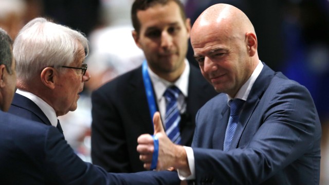 Fifa-Präsidentschaft: Daumen hoch für Europa: Auch DFB-Interimspräsident Reinhard Rauball (links) gratuliert Gianni Infantino zu seinem Wahlerfolg.