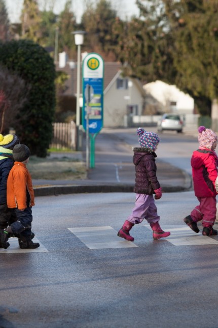 Kinder überqueren Zebrastreifen auf der Dorfstraße in Ismaning