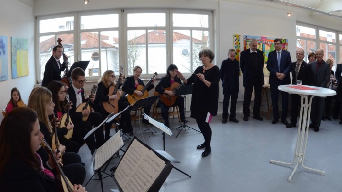 Kunstkreis Karlsfeld: Das Vivaldi-Orchester untermalte den Festakt des Kunstkreises, zu dem auch Altbürgermeister Fritz Nustede gekommen war, mit der passenden Musik.