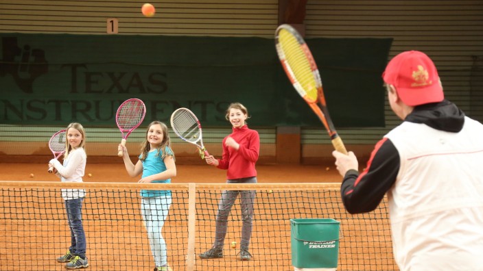 Tennis in der Region: Bei der SpVgg Zolling wird auch im Winter fleißig trainiert. Hier üben Anika, Amelia und Jasmin (v.l.) mit Trainer Iri Ciszewski den Volleyschlag am Netz.