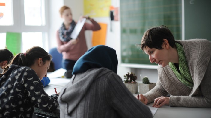 Ü-Klassen im Landkreis: Deutsch-Nachhilfe an der Mittelschule in Garching: Sara Nilges (rechts) unterstützt ausländische Schüler bei ihren Arbeiten.