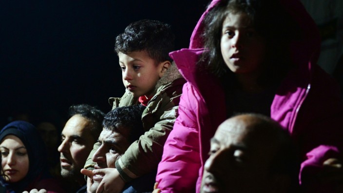 Flucht nach Europa: Flüchtlinge warten an der Grenze Griechenlands zu Mazedonien.