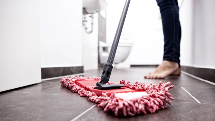 Woman wiping the floor in bathroom model released Symbolfoto property released PUBLICATIONxINxGERxSU