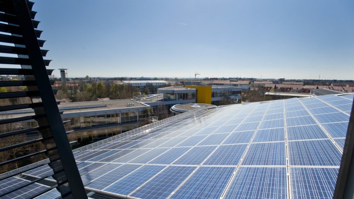 Ebersberg: Vorbildlich: Auf dem Dach der Poinger Realschule gibt es bereits eine Solaranlage.