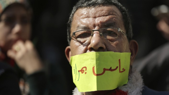 Willkürherrschaft: Gängelung von Journalisten und Aktivisten der Zivilgesellschaft: Ein Arzt protestiert gegen Polizeiwillkür in Kairo.
