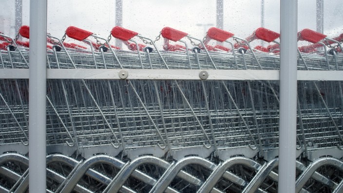 Geltendorf: Einkaufswägen bei rewe-Supermarkt / regnerischer Tag