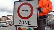 Neue Umweltzonen: In Berlin sind die Schilder schon montiert: Nur wer seinen Wagen rechtzeitig mit einer grünen, gelben oder roten Feinstaubplakette versehen hat, darf hier weiterfahren.