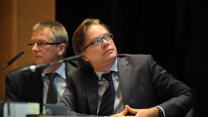Geothermie: Der Hauptdarsteller: Investor Baldur Trinkl (rechts) verfolgte in seiner Rolle als Gastgeber die Diskussion mit den Bürgern aufmerksam.