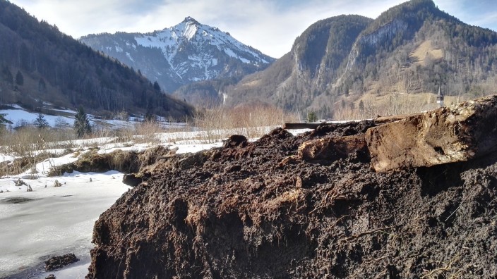 Österreich: Matsch vorm Berg: Auch im Winter wird in Bad Reuthe Torf gestochen.