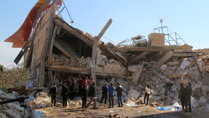 Syrien: Ein zerstörtes Krankenhaus in der nordsyrischen Provinz Idlib. Amnesty zufolge gehören die Angriffe zur russischen Strategie.