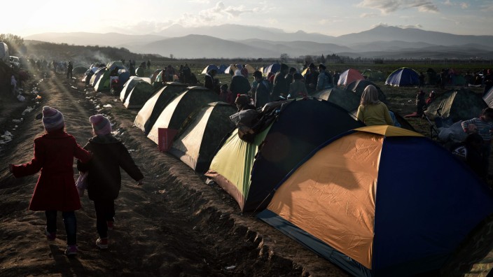 Flüchtlinge an der griechischen Grenze: Tausende kleine bunte Zelte, zu wenig Dixi-Klos für zu viele Menschen: Im Lager in Idomeni warten die Menschen darauf, nach Norden weiterreisen zu können.